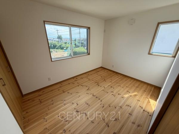 前橋市青柳町中古住宅の洋室|２面採光の明るい洋室です。