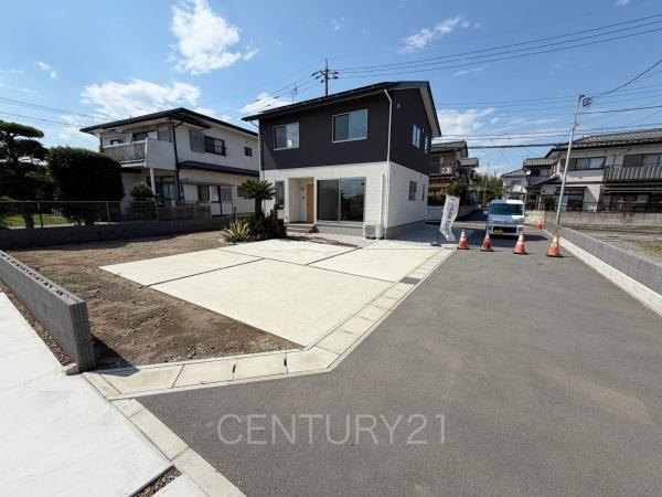 前橋市青柳町中古住宅の前面道路含む現地写真|並列駐車可能な駐車場スペースです。