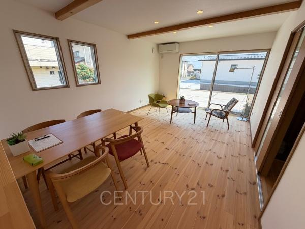 前橋市青柳町中古住宅の居間・リビング|無垢材のフローリング仕上げ