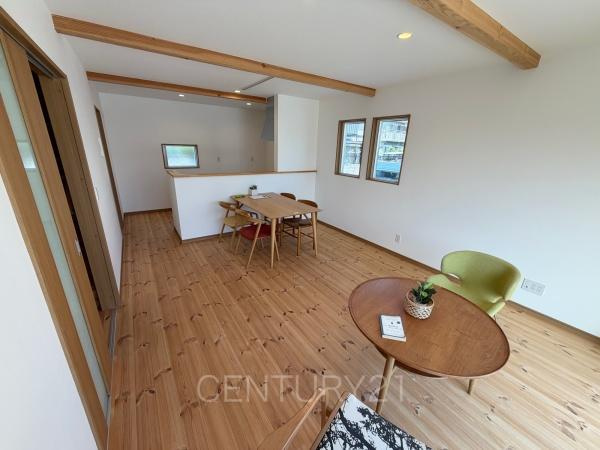 前橋市青柳町中古住宅の居間・リビング|大きいソファーがおける広々リビング