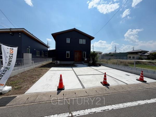 前橋市荒牧町中古住宅の前面道路含む現地写真|並列駐車可能な駐車場スペースです。