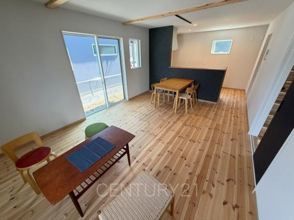 前橋市荒牧町中古住宅の居間・リビング|大きいソファーがおける広々リビング
