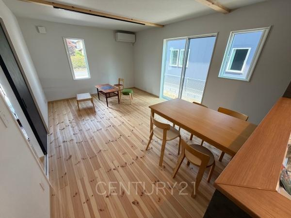 前橋市荒牧町中古住宅の居間・リビング|無垢材のフローリング仕上げ