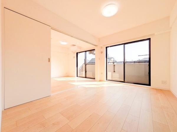 ナイスアーバン横濱蒔田の洋室|窓からの光が嬉しい洋室です。
収納もあり、荷物が多い方にも安心です♪
