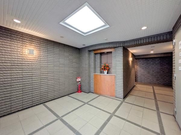 ナイスアーバン横濱蒔田のエントランス|エントランスにはオートロックがついており、防犯面も安心！
清掃も行き届いています
