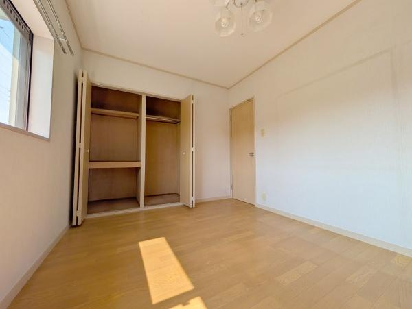 【洋室】 | 全居室には収納を完備！普段使いのお洋服や小物はもちろん、季節物のお洋服などもしっかりと整理整頓おしまい頂けます。居室空間をより広く隅々までお使いいただけますね♪