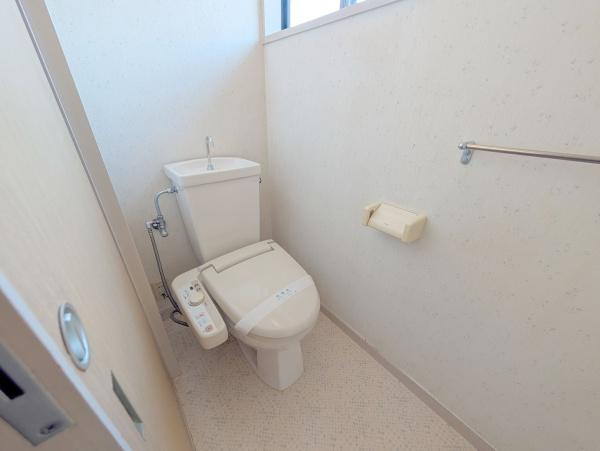 【トイレ】 | 窓があるので、暗くなりがちなトイレも明るいですよ♪
1階2階どちらにもトイレがあるって本当に便利ですね。