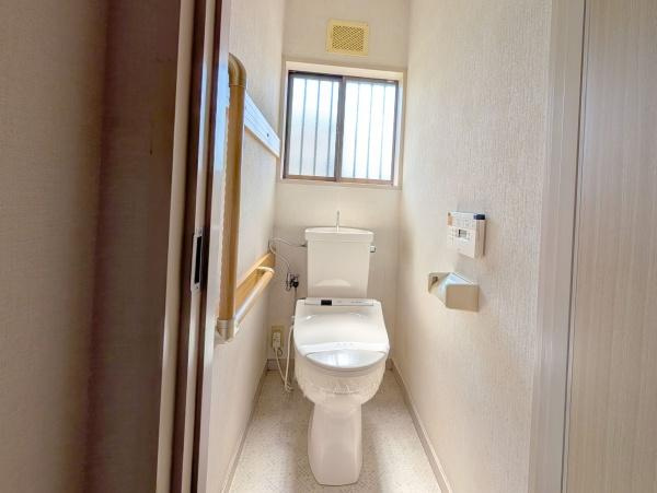 【トイレ】 | 節水型でエコなトイレには、今では当たり前のウォシュレット付き。便座を温める機能付き！