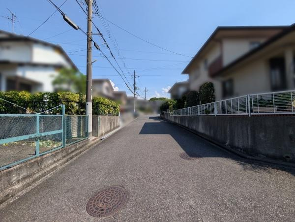 【前面道路含む現地写真】 | 全面道路：幅員約6.7ｍ！前面道路は交通量も少なく、安心してお住まい頂けます!