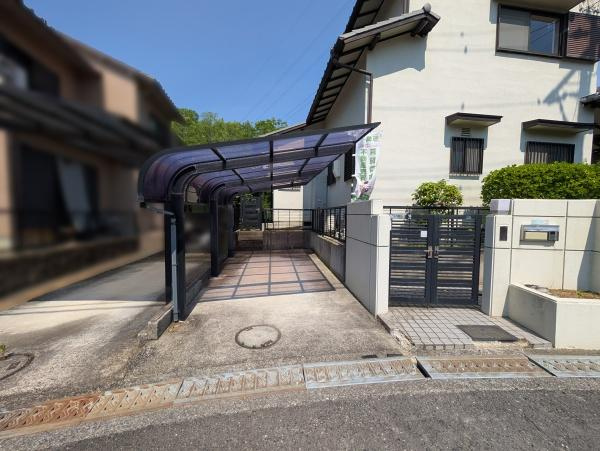 【駐車場】 | 前面道路は閑静な住宅地をはしる車通りの少ない道路。お車の出し入れが苦手なママや小さなお子様にも安心ですね。しっかり舗装もされているので、ベビーカーや自転車で通っても快適に通行できます。