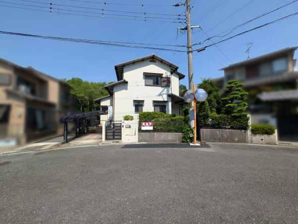 【前面道路含む現地写真】 | 毎日のお散歩も快適な緑に恵まれたエリアで、自然に包まれた穏やかな暮らしを実現するための、ゆとりある住環境が整っています。緑の潤いを感じながらホッと生活できそう。