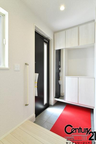 リナージュ七条西 ／新築一戸建の内観：施工例|■玄関には大容量シューズボックス完備！■