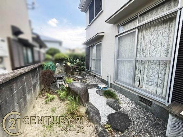 生駒郡三郷町三室1丁目　中古戸建の庭|■現地撮影写真■広くて開放的なお庭でゆったりプライベートな時間を満喫！