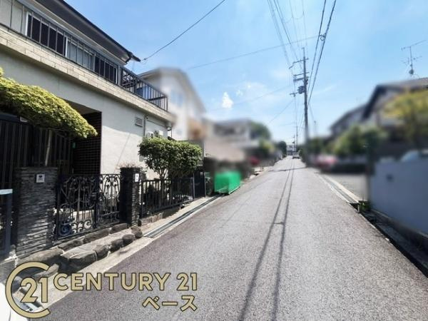 生駒郡三郷町三室1丁目　中古戸建の前面道路含む現地写真|■現地撮影写真■前面道路は広々開放的で駐車ラクラク！