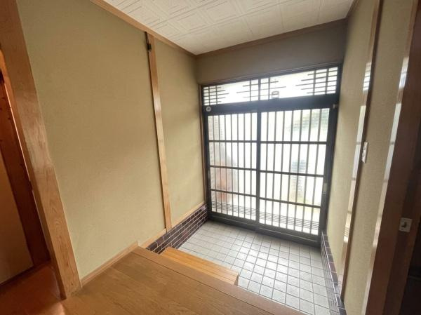 生駒郡三郷町三室1丁目　中古戸建の玄関|すっきりとした明るい玄関が家族やお客様を迎えてくれます！