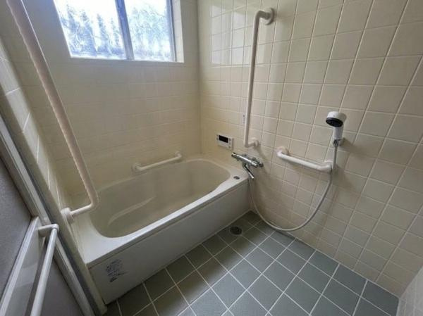 生駒郡三郷町三室1丁目　中古戸建の浴室|手すり付きで清潔感のあるシンプルなバスルーム！