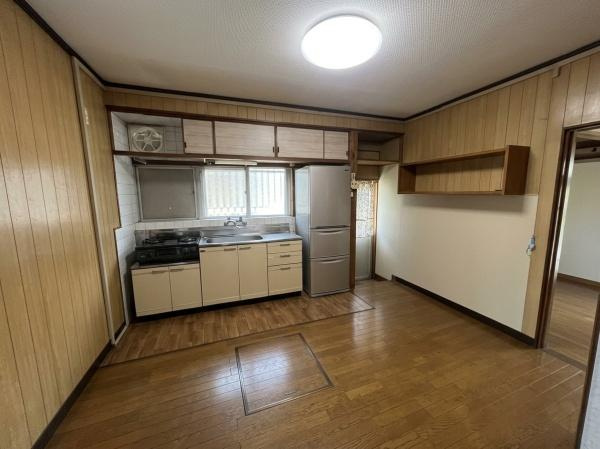 生駒郡三郷町三室1丁目　中古戸建のキッチン|■現地撮影写真■キッチン横に収納があります！
