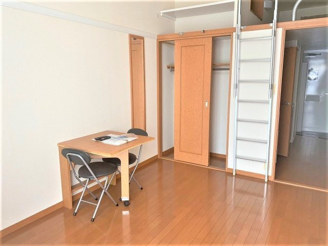 レオパレスエルムの居間・リビング|1階同タイプのお部屋の写真です。