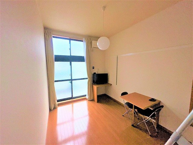 レオパレスエルムの居間・リビング|1階タイプのお部屋の写真です。