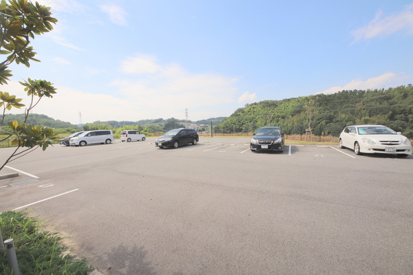 生駒市鹿畑町の賃貸マンションの駐車場