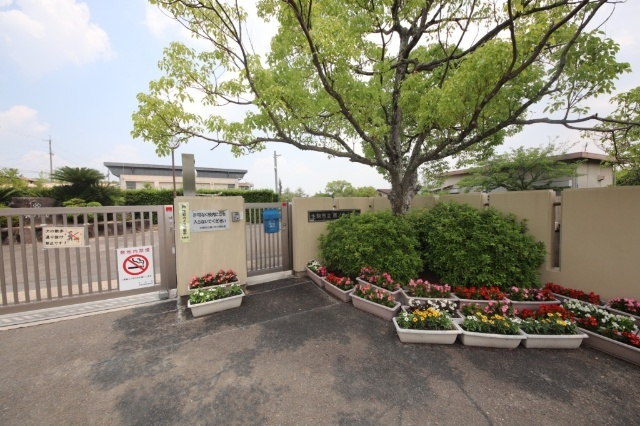 生駒市鹿畑町の賃貸マンションの周辺|小学校「生駒市立鹿ノ台小学校まで1658m」