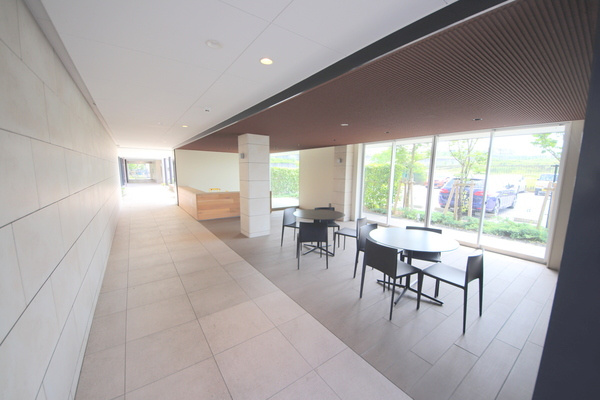 生駒市鹿畑町の賃貸マンションのエントランス