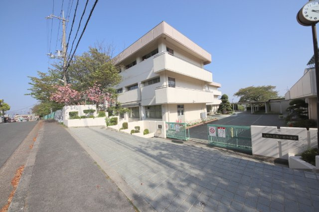 生駒市鹿畑町の賃貸マンションの周辺|中学校「生駒市立鹿ノ台中学校まで1611m」