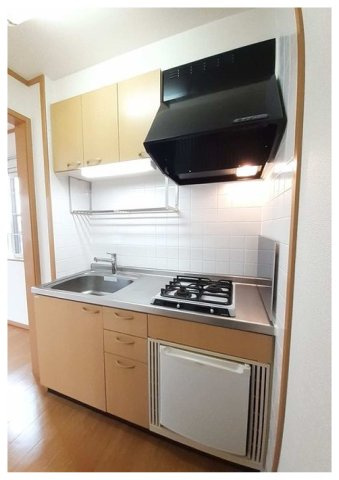 プラダ　ビレッヂのキッチン|２口のコンロ・ミニ冷蔵庫付き