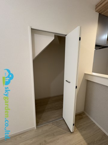 藤沢市本藤沢３期　新築戸建　全２棟2号棟の収納|ダイニング袖にある階段下収納