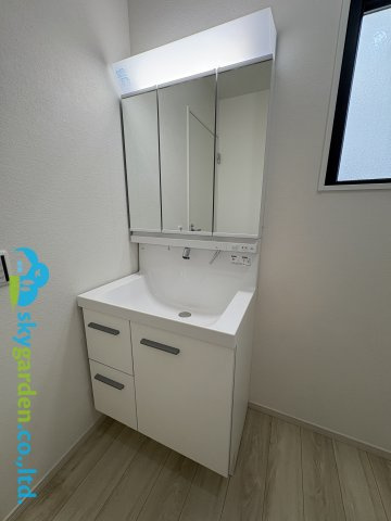 藤沢市本藤沢３期　新築戸建　全２棟2号棟の独立洗面台|三面鏡付きの洗面化粧台