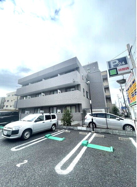 アムールMINERVAの駐車場