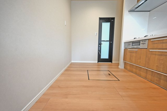 宝塚市売布1丁目中古一戸建て│4LDK＋駐車1台可のキッチン|勝手口を設けており、通風やゴミ出しにも配慮されたつくりです。