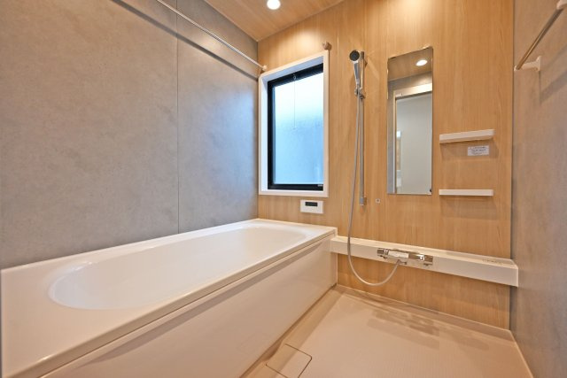 宝塚市売布1丁目中古一戸建て│4LDK＋駐車1台可の浴室|広さにゆとりのある浴室のため、清潔感の中でゆったりとくつろぎの入浴が可能です。