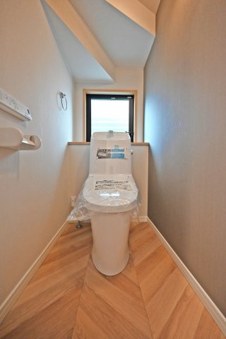 宝塚市売布1丁目中古一戸建て│4LDK＋駐車1台可のトイレ|新調済みのトイレでウォシュレット機能が付いており、清潔で心地よくご利用いただけます。