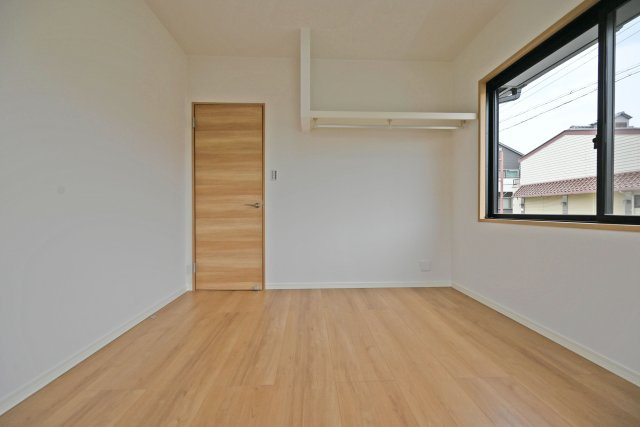 宝塚市売布1丁目中古一戸建て│4LDK＋駐車1台可の洋室|約6帖
子ども部屋に適した広さがあり、学習机やベッドもゆったりとレイアウトできます。