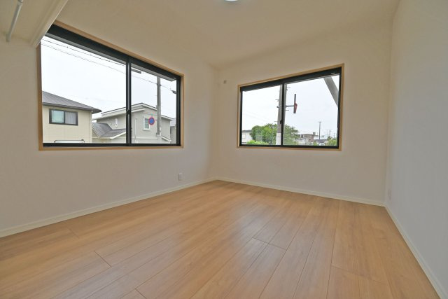 宝塚市売布1丁目中古一戸建て│4LDK＋駐車1台可の洋室|2面採光・通風の窓配置で、風が心地よく抜けるお部屋です。
