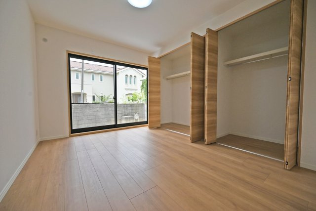 宝塚市売布1丁目中古一戸建て│4LDK＋駐車1台可の洋室|約8帖
全居室がフローリングで統一された居室で、掃除もしやすく快適にお使いいただけます。