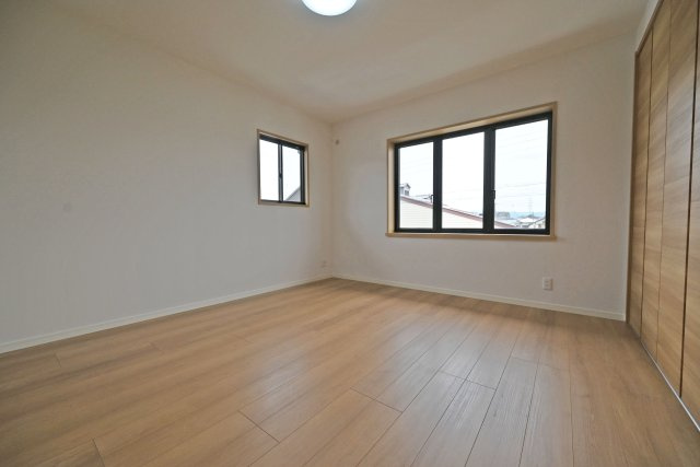 宝塚市売布1丁目中古一戸建て│4LDK＋駐車1台可の洋室|約8.5帖
全居室6帖超の広さを確保しており、くつろぎの時間も快適にお過ごしいただけます。