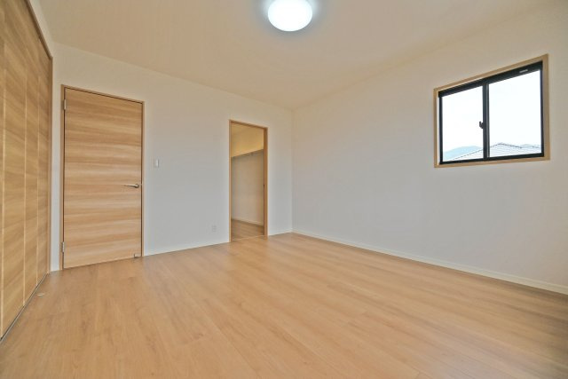 宝塚市売布1丁目中古一戸建て│4LDK＋駐車1台可の洋室|大型のベッドや収納家具も、ゆったりとレイアウトできます。