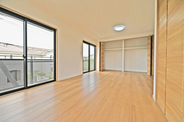 宝塚市売布1丁目中古一戸建て│4LDK＋駐車1台可の洋室|約10帖
ひろびろとした主寝室からは、日当たりの良いバルコニーへ直接出入り可能です。