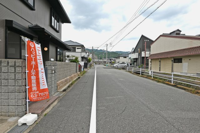 宝塚市売布1丁目中古一戸建て│4LDK＋駐車1台可の前面道路含む現地写真|幼稚園や小学校が徒歩圏内に揃っており、お子さまの毎日の通園・通学も安心。子育て世帯に嬉しい住環境です。