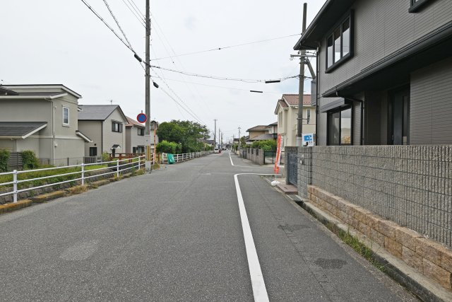 宝塚市売布1丁目中古一戸建て│4LDK＋駐車1台可の前面道路含む現地写真|周辺にスーパー・コンビニがあり、生活施設が身近にそろった利便性の高い場所です。