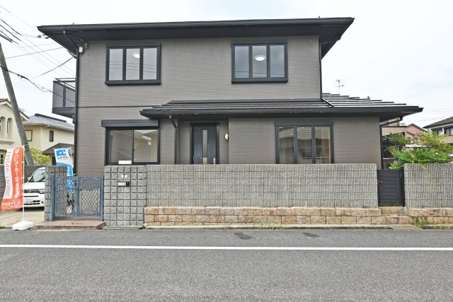 宝塚市売布1丁目中古一戸建て│4LDK＋駐車1台可の外観|ご不明な税金・諸費用についても丁寧にサポートいたします。現地見学で、住まいのイメージやご希望をぜひお聞かせください。