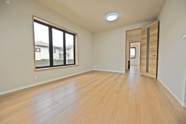 宝塚市売布1丁目中古一戸建て│4LDK＋駐車1台可の居間・リビング|ソファーやダイニングテーブルなどゆとりをもって設置することができます。