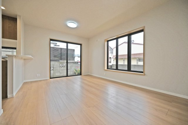 宝塚市売布1丁目中古一戸建て│4LDK＋駐車1台可の居間・リビング|ご家族でのくつろぎ時間からご友人を招いてのホームパーティまで幅広くお使いいただけます。
