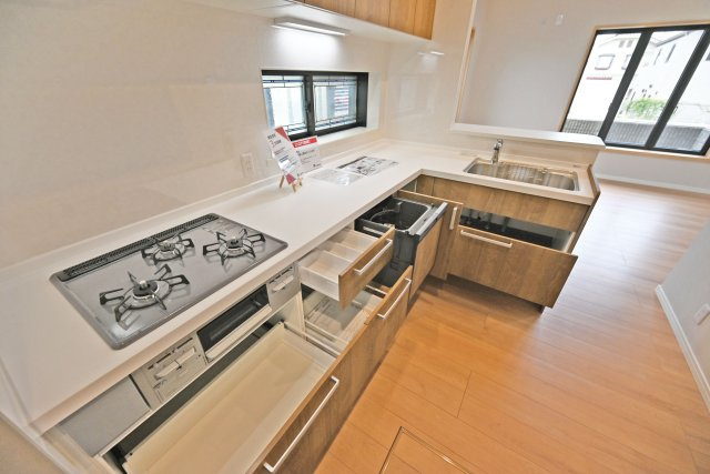 宝塚市売布1丁目中古一戸建て│4LDK＋駐車1台可のキッチン|まとめて洗える食器洗浄機が備わっており、家事の時短に役立ちます。収納スペースも充実しています。