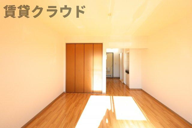ルミエール末広の居間・リビング|ゆったり使える8帖のお部屋です♪