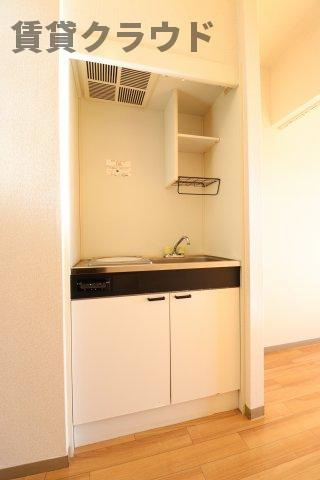 ルミエール末広のキッチン|収納豊富です