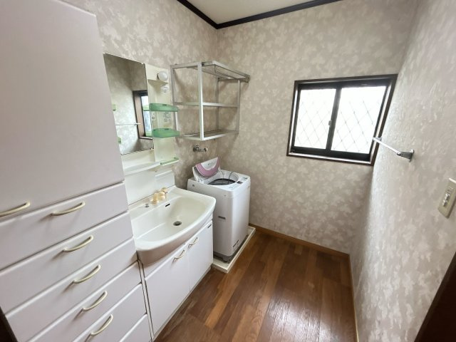 相馬市新田 4LDK＋納戸 中古平屋住宅 陽当たり良好！ 不動産プラスの洗面所|洗面脱衣室は2.5帖の広さがあります。洗面台隣に収納キャビネットがありますのでタオルや着衣の収納に大変便利です。