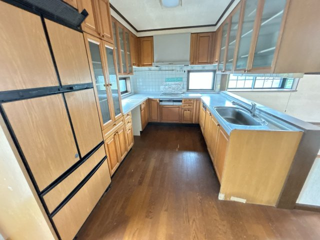相馬市新田 4LDK＋納戸 中古平屋住宅 陽当たり良好！ 不動産プラスのキッチン|キッチンの別角度です。備え付けの食器棚も備えています。台所の収納に大変便利です。